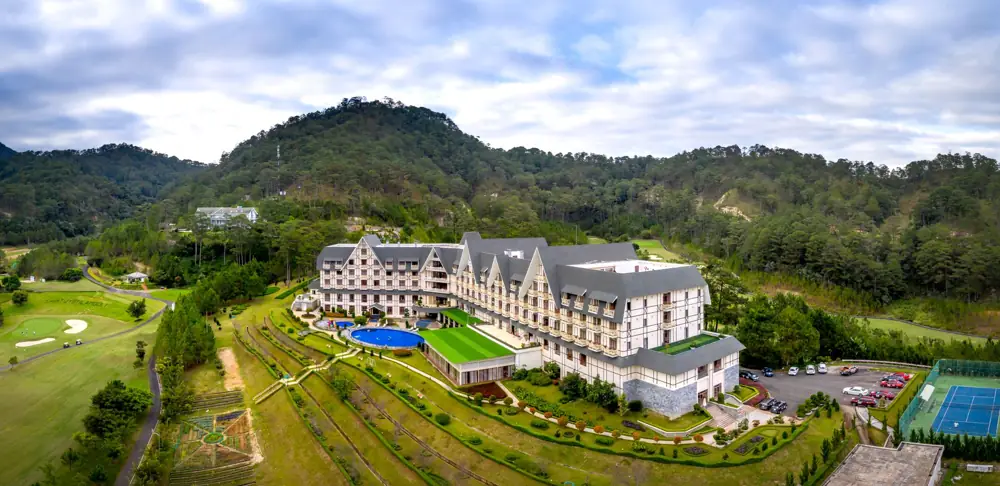golf resort vs hotel near course