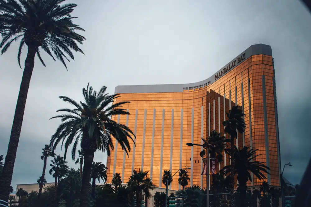 vegas hotel weeknight vs weekend