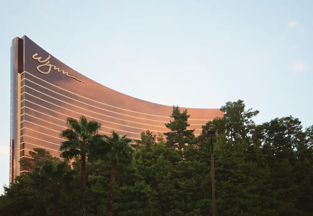 vegas mid strip vs luxury cost